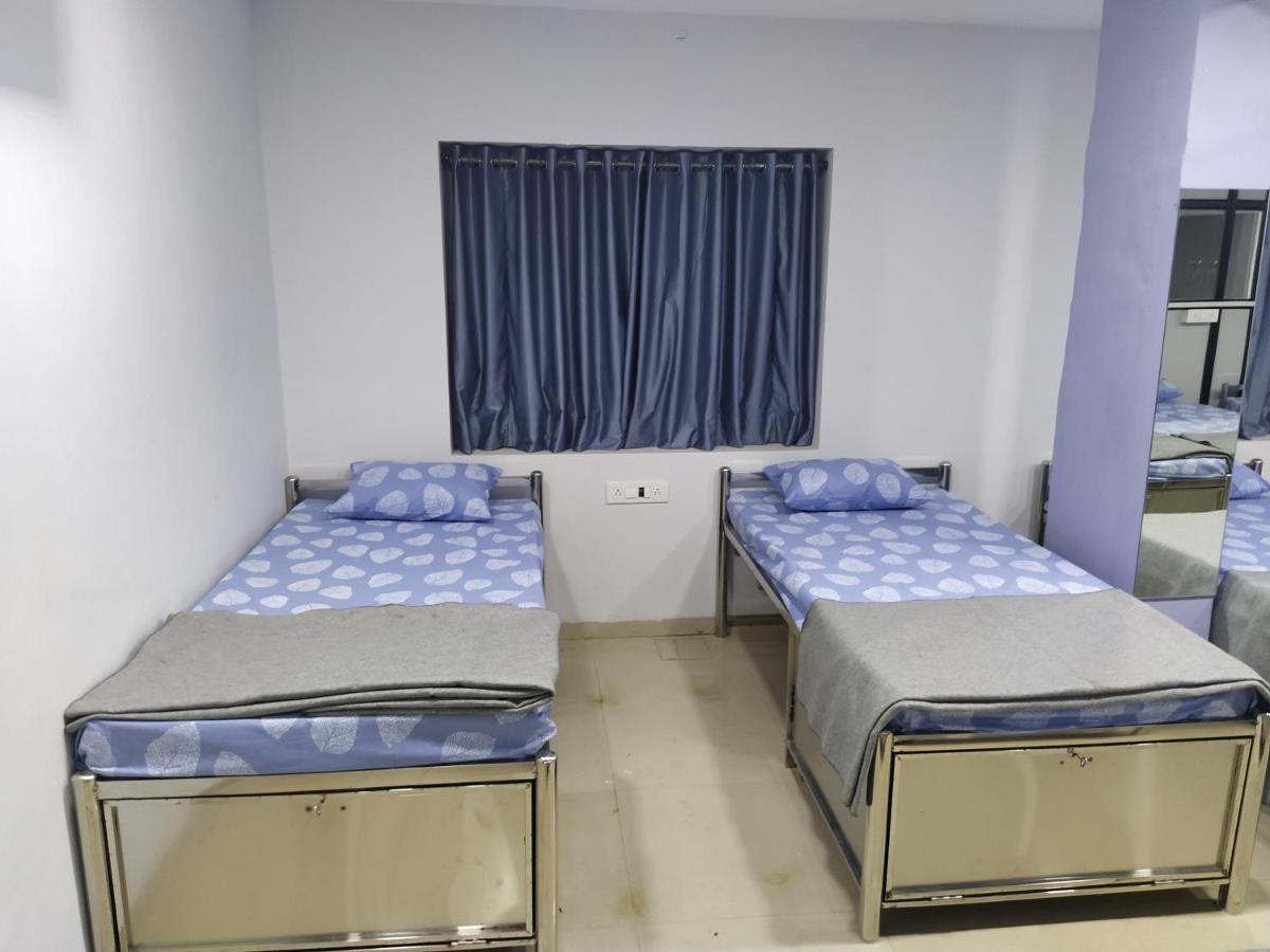 Shiv Sai Dormitory Bed & Breakfast Vadodara Ngoại thất bức ảnh