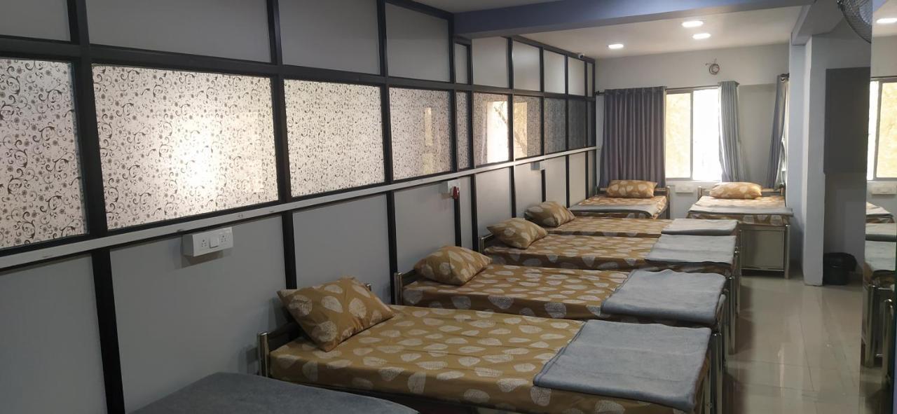 Shiv Sai Dormitory Bed & Breakfast Vadodara Ngoại thất bức ảnh