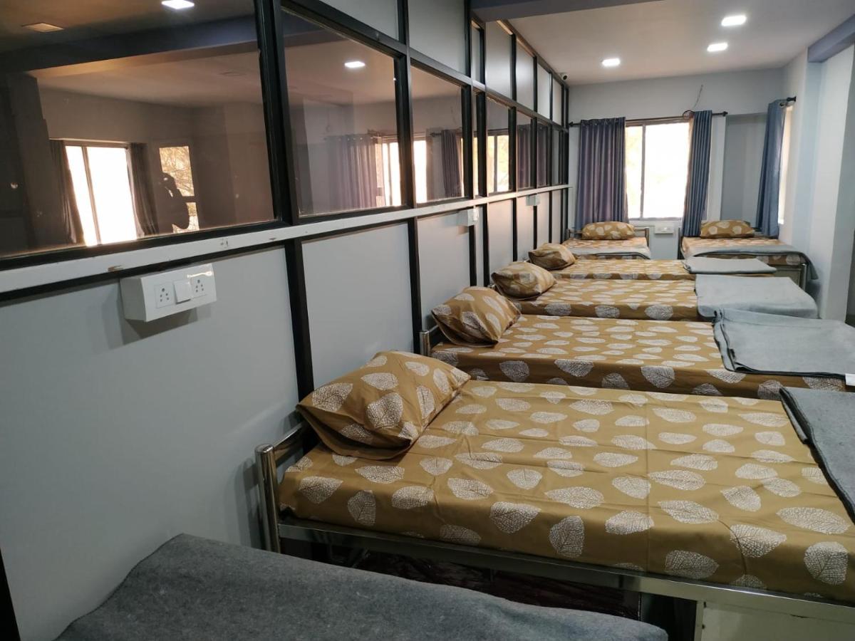 Shiv Sai Dormitory Bed & Breakfast Vadodara Ngoại thất bức ảnh