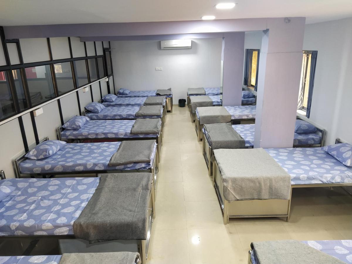 Shiv Sai Dormitory Bed & Breakfast Vadodara Ngoại thất bức ảnh