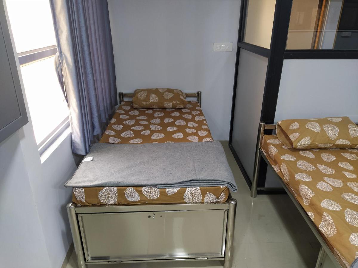 Shiv Sai Dormitory Bed & Breakfast Vadodara Ngoại thất bức ảnh