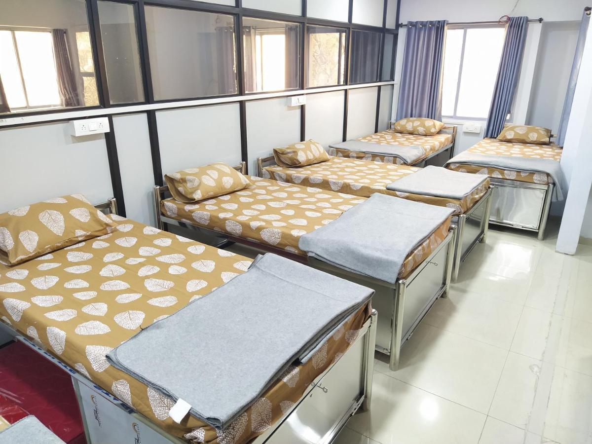 Shiv Sai Dormitory Bed & Breakfast Vadodara Ngoại thất bức ảnh