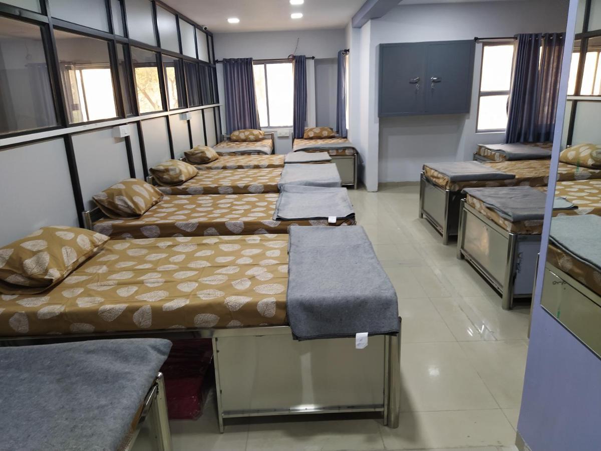 Shiv Sai Dormitory Bed & Breakfast Vadodara Ngoại thất bức ảnh