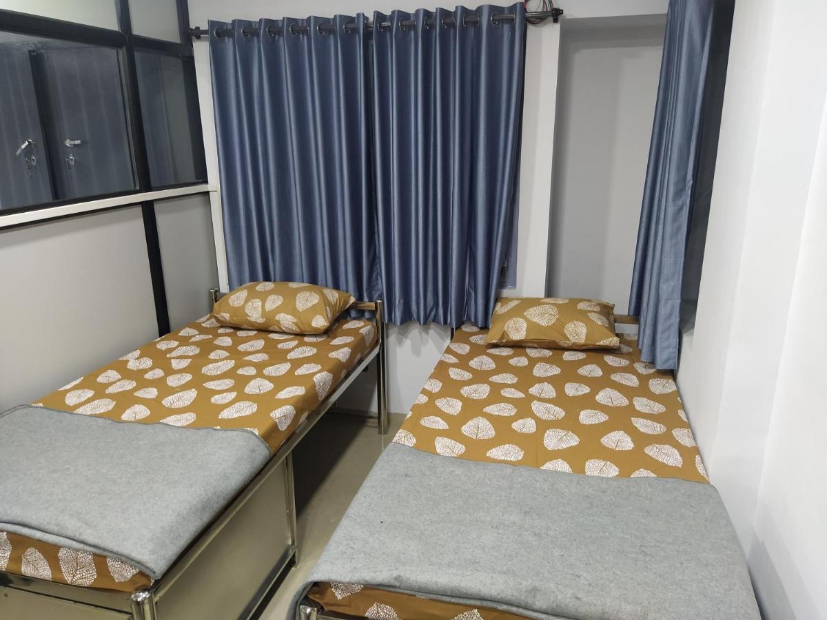 Shiv Sai Dormitory Bed & Breakfast Vadodara Ngoại thất bức ảnh