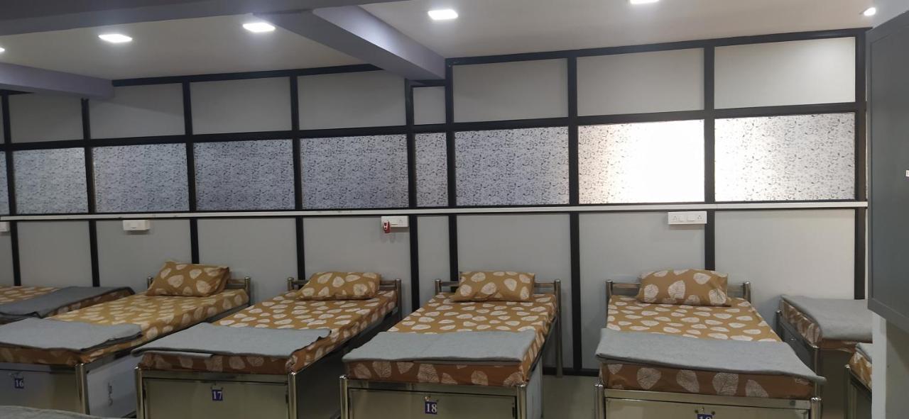 Shiv Sai Dormitory Bed & Breakfast Vadodara Ngoại thất bức ảnh